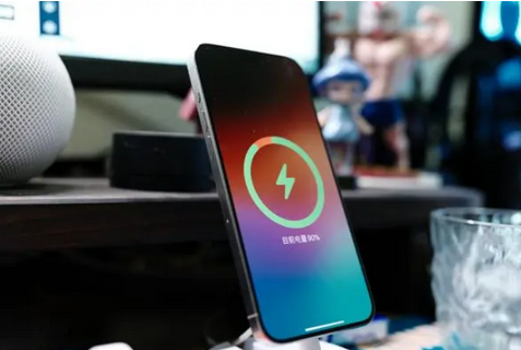 巴彦淖尔苹果15换屏服务分享用什么充电器给iPhone15充电更好 